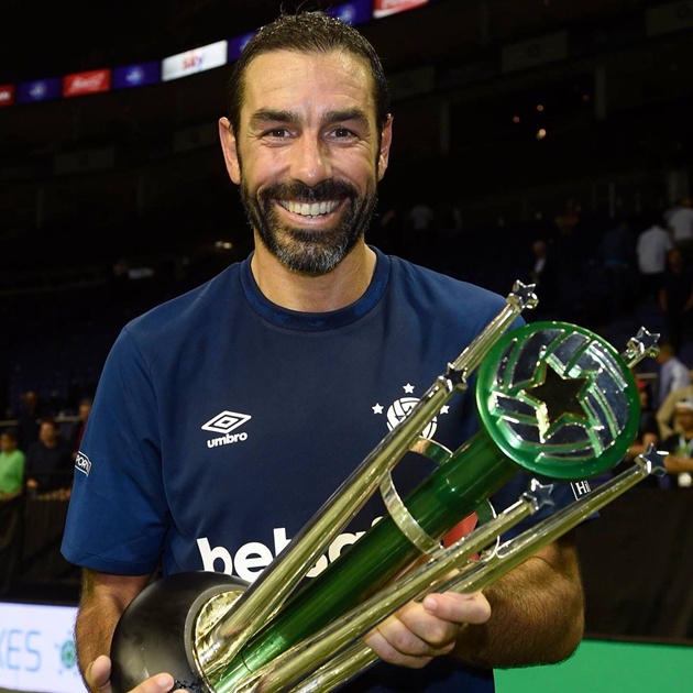 Pires và các đồng đội đăng quang ở giải Star Sixes - Bóng Đá