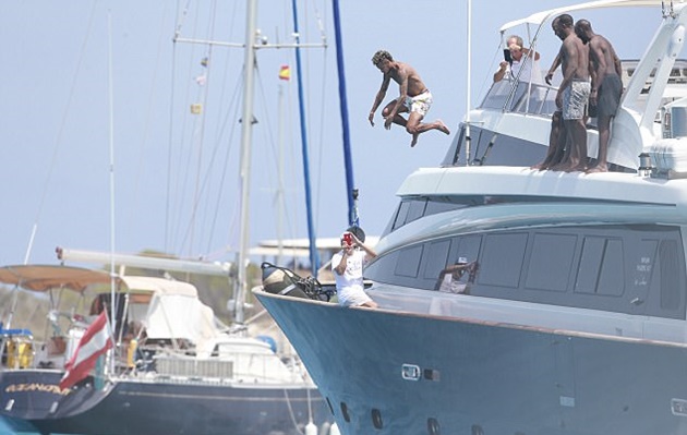 Cùng với Barca, Neymar đã có 10 chiếc cúp lớn nhỏ, trong đó đáng chú ý nhất là 2 danh hiệu La Liga và 1 Champions League.