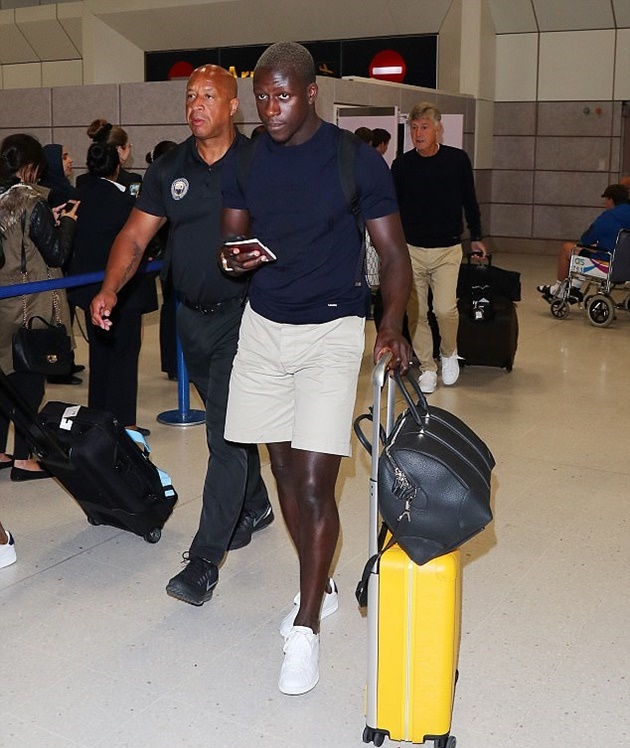 Tân binh Mendy được săn đón khá kĩ lưỡng ở sân bay.