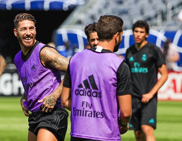 Ramos cũng tranh thủ pha trò với các đồng đội.