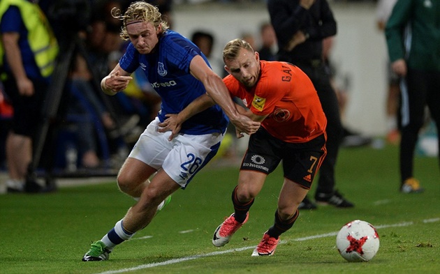 Tiền vệ trẻ Tom Davies chơi cực kì xông xáo. Đây chính là điểm sáng của Everton.