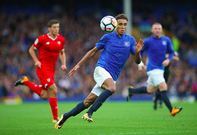 Hiệp một hoàn toàn nằm trong quyền kiểm soát của Everton khi họ chơi khá chặt chẽ và luôn vào bóng rất rắn.