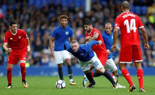 Sang hiệp hai, Banega của Sevilla bất ngờ lập một cú đúp ở các phút 58 và 61 để giúp đội nhà lật ngược thế cờ một cách chóng vánh. Đây là hai bàn thua cho thấy sự lơ là của hậu vệ Everton khi bỏ quên tiền vệ người Argentina trong tình huống làm bàn đầu tiên. Trong bàn thắng thứ hai, hậu vệ của Everton đã mắc một sai lầm cực kì sơ đẳng khi phạm lỗi khá thô với Nolito trong vòng cấm.