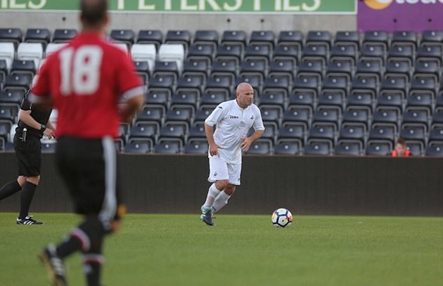 Chung cuộc, huyền thoại Swansea thua huyền thoại Man Utd với tỉ số 2-4.