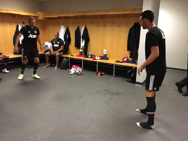 Trung vệ Wes Brown tranh thủ làm nóng trước khi xung trận.