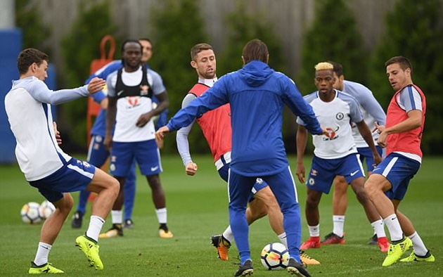 Conte tham gia trực tiếp vào buổi tập với các học trò.