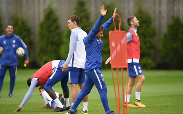 HLV người Italia luôn "cuồng nhiệt" hết mức dù ở trên sân tập hay trên đường pitch.