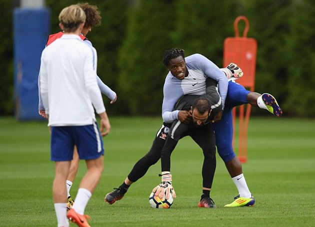 Batshuayi nhiều khả năng sẽ là trung phong của Chelsea trong trận đấu tới chứ không phải là Morata.