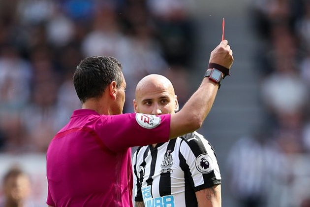 Sang hiệp hai, Shelvey nhận một thẻ đỏ khiến Newcastle sụp đổ nhanh chóng.