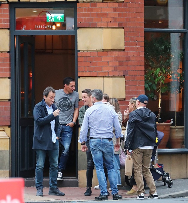 Anh và các đồng đội đã có một bữa tiệc linh đình tại một nhà hàng.