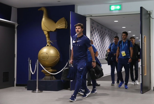 Trong khi đó, Pochettino và các học trò đã bắt đầu tiến vào đường hầm.