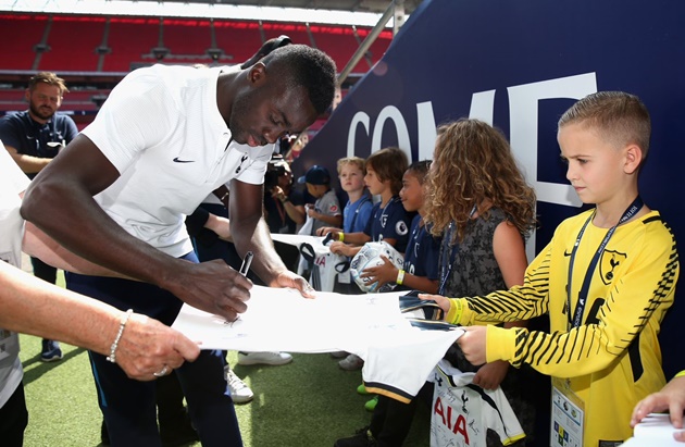 Các fan nhí tranh thủ xin chữ kí các thần tượng.