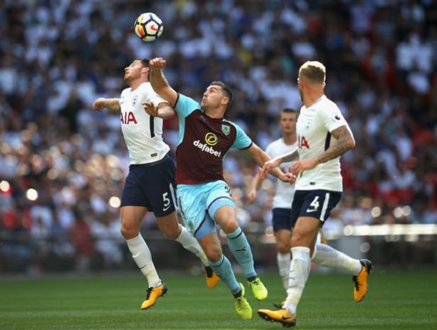 Cuối cùng, hàng phòng ngự của Burnley cũng mất sai lầm.