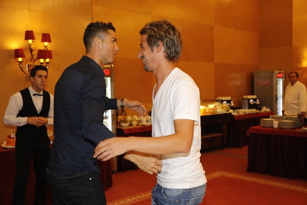 Ronaldo rạng rỡ gặp lại đồng đội cũ Coentrao.