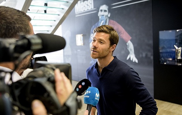 Alonso bị vây quanh bởi các phóng viên.