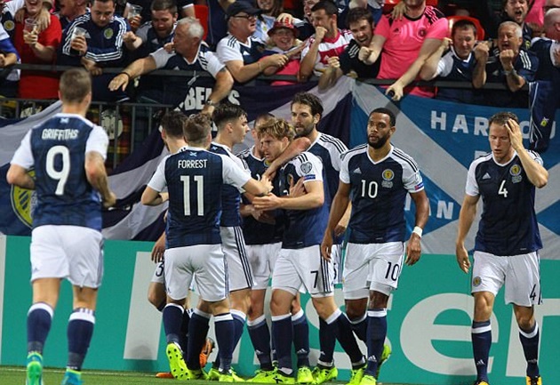 Niềm vui của các cầu thủ Scotland sau bàn mở tỉ số.