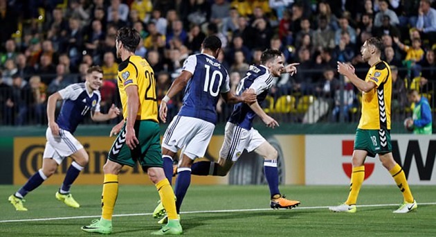 5 phút sau, tân binh của Liverpool, Andrew Robertson nổ súng giúp đội nhà vươn lên dẫn 2-0.