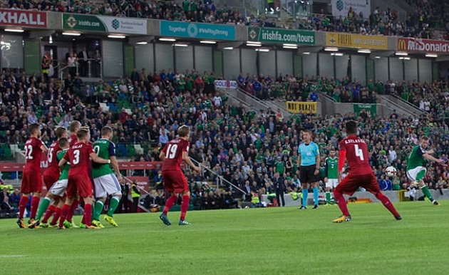 Anh đưa bóng đi cầu vồng vào góc gần làm bó tay thủ thành CH Séc.