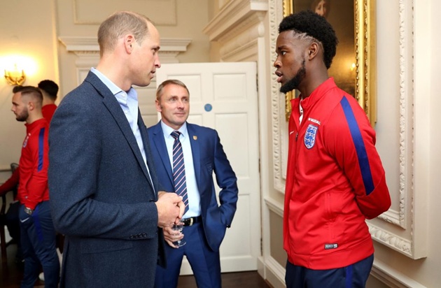 Cầu thủ trẻ Josh Onomah trò chuyện với hoàng tử William, đứng bên cạnh là HLV trưởng Paul Simpson.