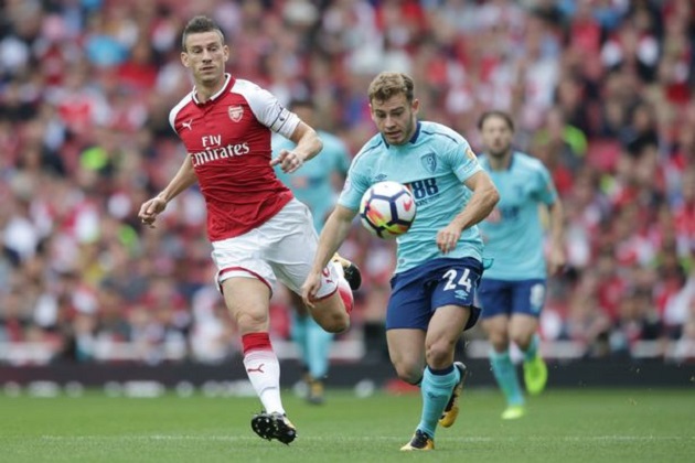 Koscielny chỉ huy hàng phòng ngự Arsenal quá tốt.