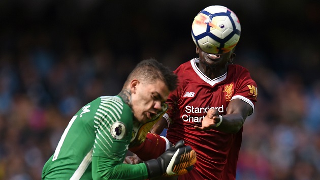 Rất may Ederson vẫn có thể chơi bóng sau cú va chạm với Mane.