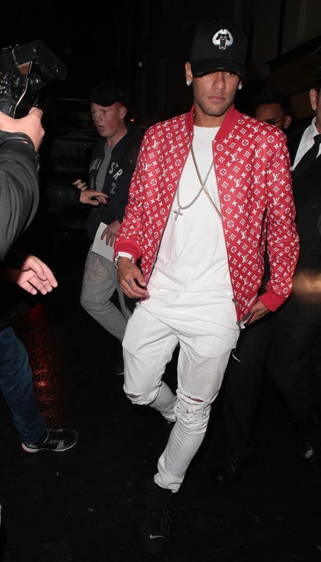 Neymar nổi bật với chiếc áo vest đỏ của hãng thời trang nổi tiếng Louis Vuitton.