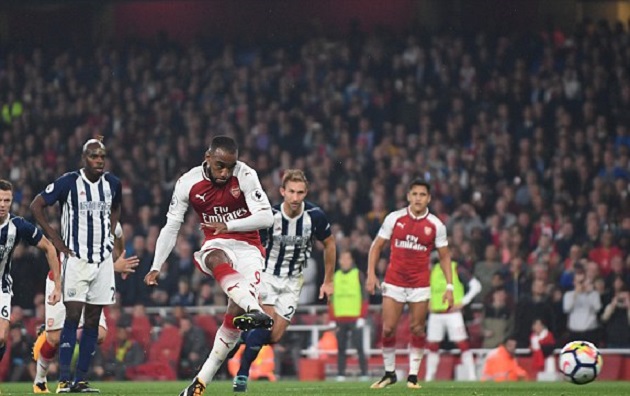 Lacazette nhận trọng trách dứt điểm và anh đã thành công.