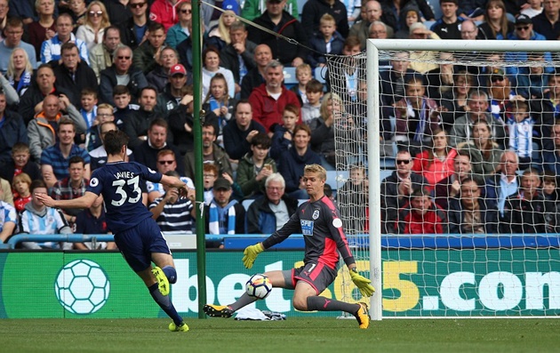 Ben Davies tiếp tục trừng phạt sai lầm của hàng thủ đội chủ nhà bằng bàn thắng ở 16.