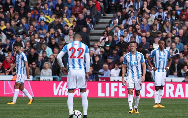 Rõ ràng, Huddersfield đã quá nóng vội dâng cao để nhận những bàn thua liên tiếp.