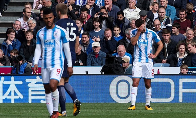 Huddersfield đã mất tinh thần sau bàn thua thứ ba.