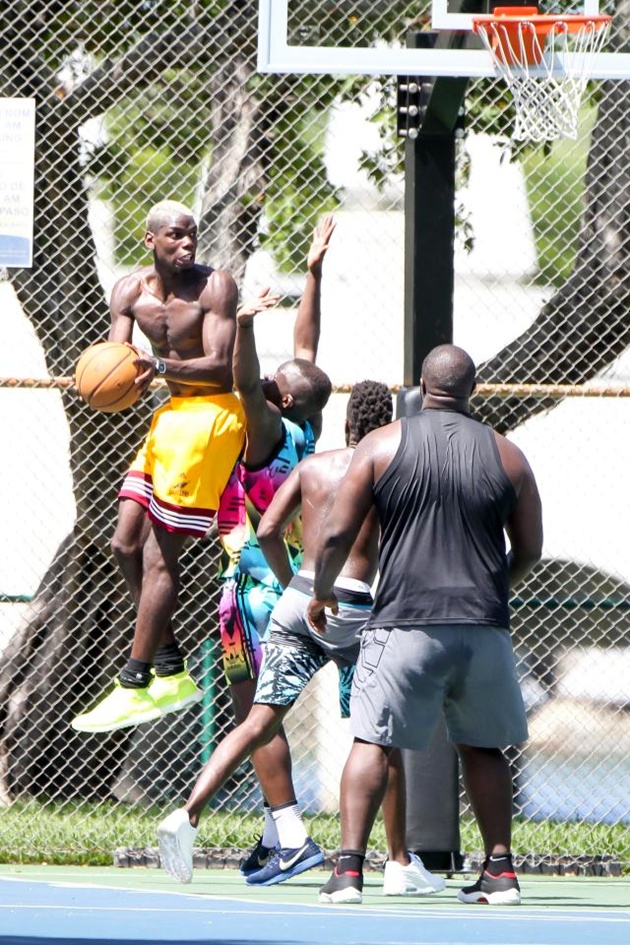 Tuy nhiên, đến hôm nay, tờ Sun Sport đã tiết lộ một hình ảnh khá sốc khi Pogba có thể chơi bóng rổ thỏa mái.