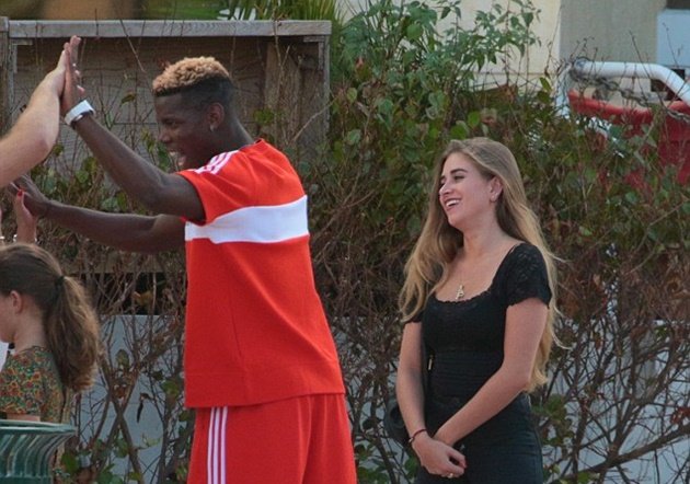 Cũng trong chuyến đi Mỹ, báo giới cũng bắt gặp Pogba đang "cặp kè" bên một bóng hồng bí ẩn.