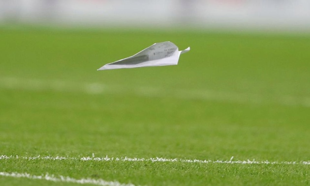 Rất nhiều chiếc máy bay giấy được CĐV Anh phóng vào sân.