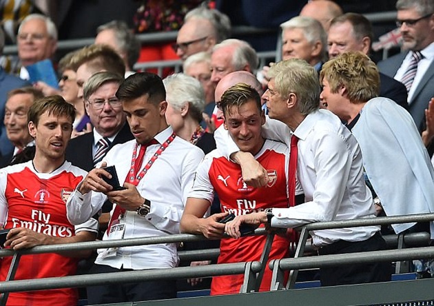 Tại Arsenal, Ozil chỉ mới dành được 2 chiếc cúp FA.