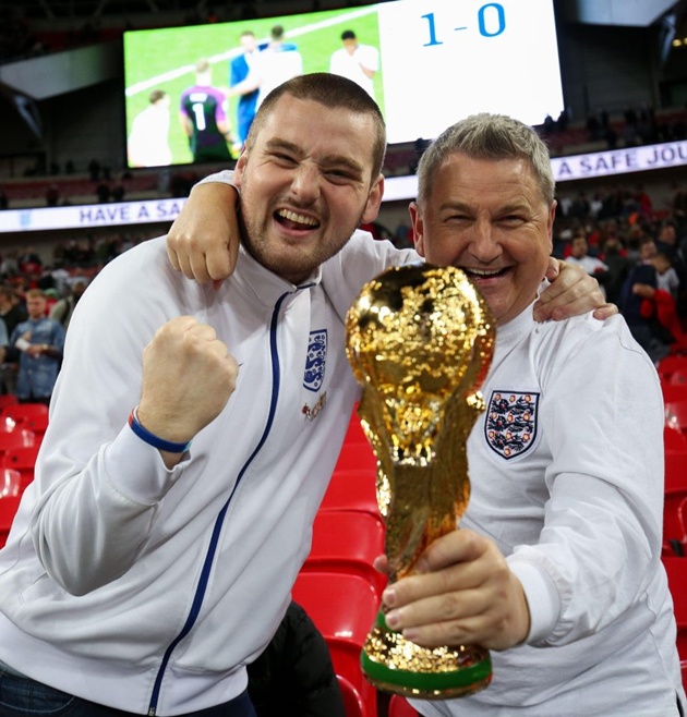 CĐV Anh trên sân ăn mừng như thể họ lấy được cúp vàng.