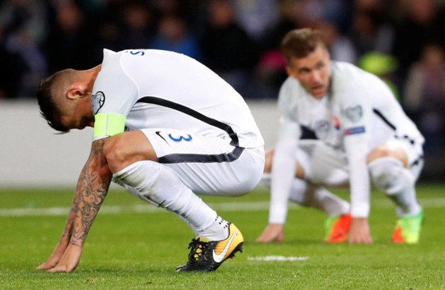 Skrtel đổ sụp xuống sân sau bàn phản lưới nghiệt ngã.