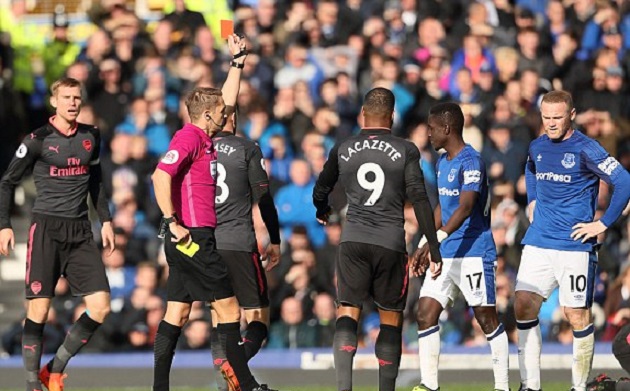Bất lợi đến với Everton khi Idrissa Gana Gueye nhận thẻ đỏ rời sân ở phút 68.