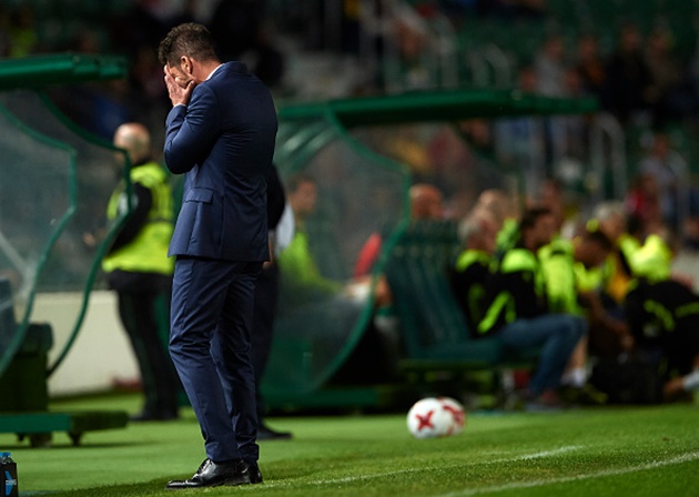 Simeone che mặt không dám nhìn vào những cơ hội mười mươi bị các học trò bỏ lỡ.