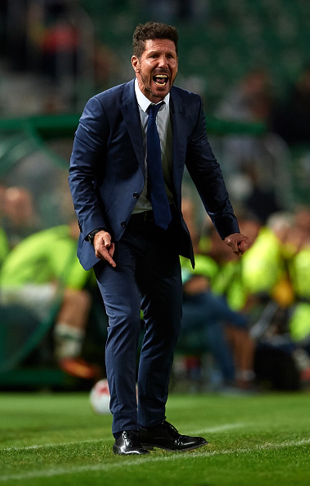 HLV người Argentina liên tục hò hét.