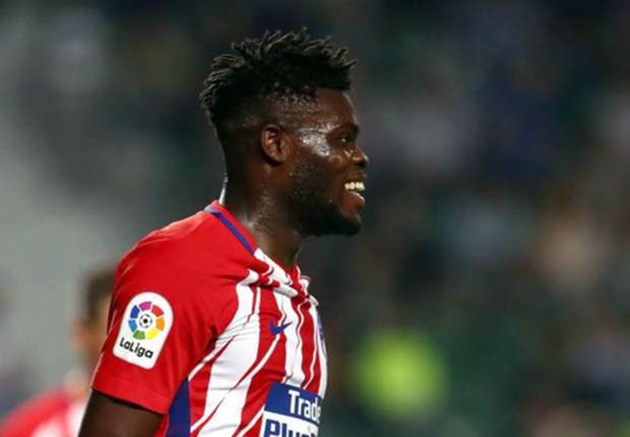 Thomas mở tỉ số cho Atletico ngay phút 17 bằng một pha đánh đầu đập đất cực khó.