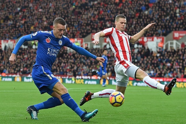 Leicester nhập cuộc với những pha đánh biên rất cơ bản.