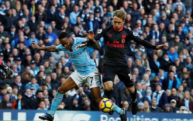 Đầu hiệp hai, Arsenal gặp thêm bất lợi khi dính một quả phạt đền do Monreal đẩy ngã Sterling.