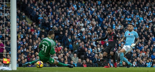 Lacazette vào sân thay người từ phút 56 và có liền bàn thắng.