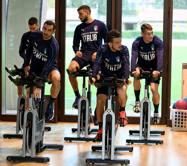 Immobile hì hục chống đẩy, chờ ngày