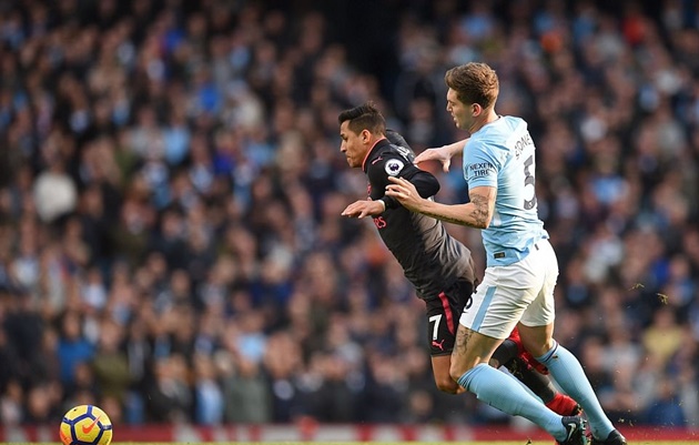Sanchez là điểm đen của Arsenal.