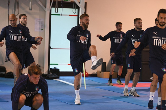 Immobile hì hục chống đẩy, chờ ngày