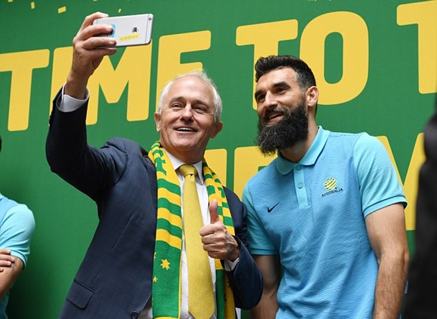 Jedinak vinh dự được chụp ảnh với Thủ tướng Australia Malcolm Turnbull.