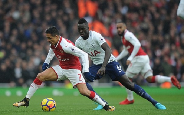 Sanchez đang chơi khá nỗ lực.