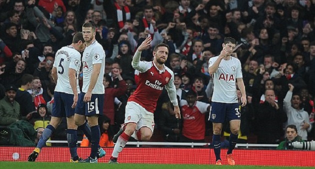 Mustafi khiến CĐV Gà trống chết lặng bằng một pha lắc đầu hiểm hóc.