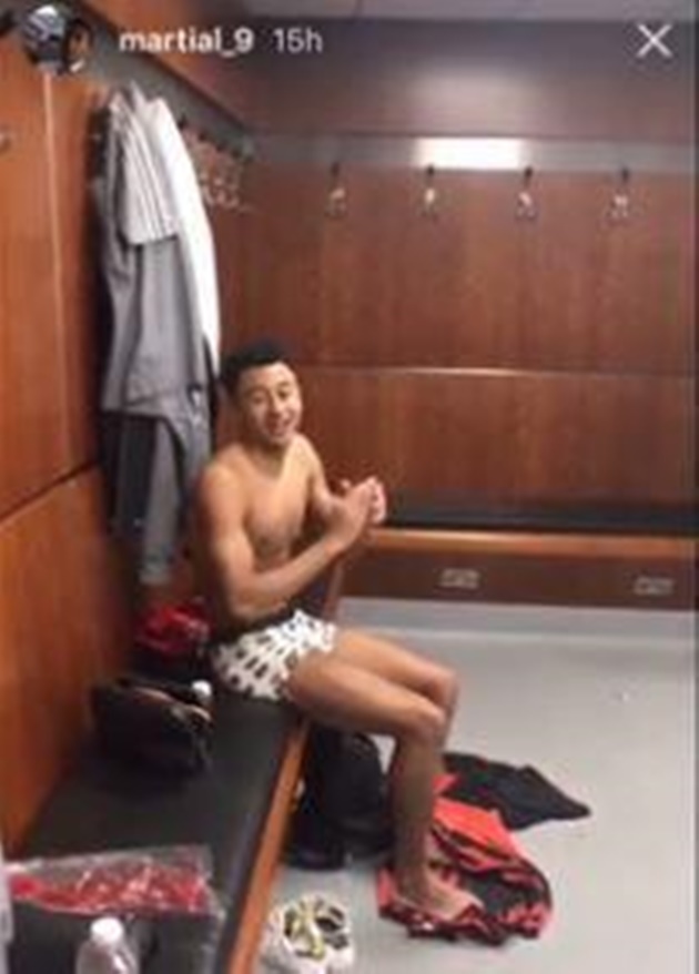 Đây là những bức hình được cắt ra từ một đoạn video ghi lại cảnh ăn mừng của các cầu thủ Man Utd. Theo đó, Lingard là người đầu tiên bắt nhịp bài hát.